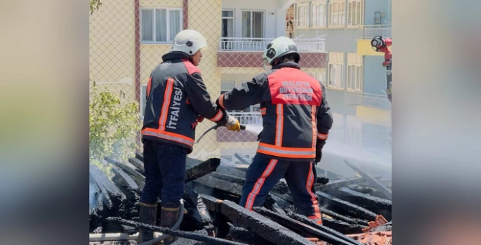 Battalgazi'nde ağır hasarlı okulda yangın: İtfaiye söndürdü
