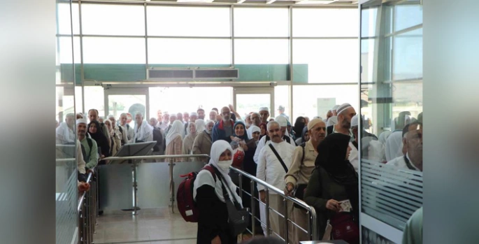 Elazığ Hacıları Yurda Döndü: Sevinç ve Duygusal Anlar