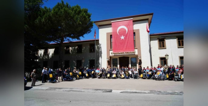 Erzincan'da 24 Engelliye Akülü Sandalye: 'Mutluluk Gözyaşları'