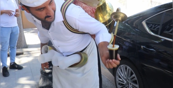 Malatya'da Sıcaklar Artınca Meyan Kökü Şerbeti Talebi Yükseldi: 15 TL'den Satılıyor