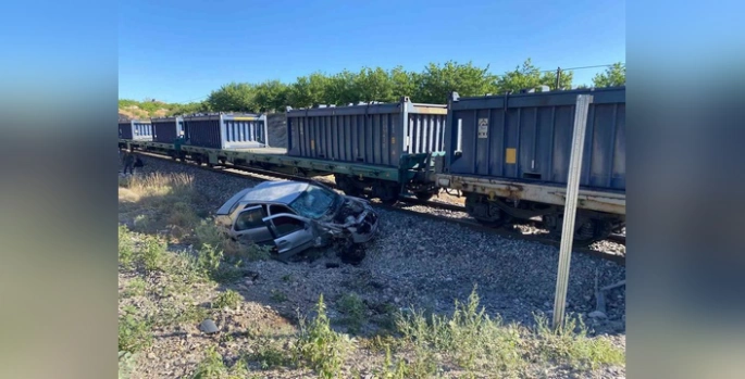 Yük Treni Otomobile Çarptı: 5 Yaralı