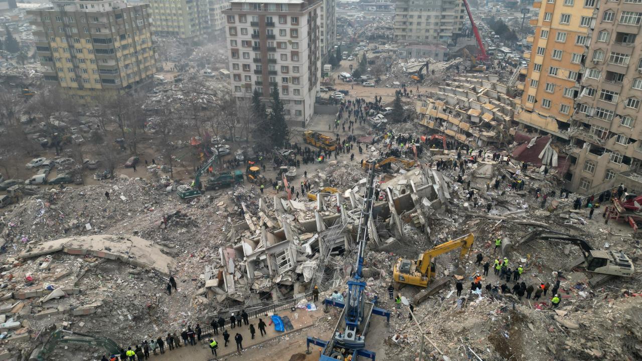 HERKES DEPREM UZMANI