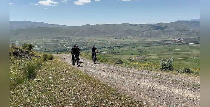 Bisikletçiler Dumlu Baba Yaylası'nda Göçerlerle Buluştu: 50 km'lik Zorlu Rota