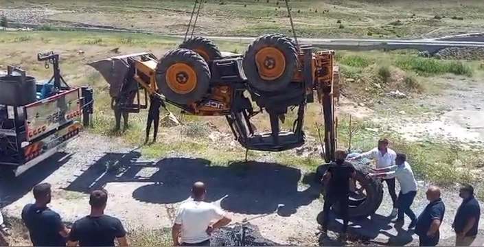 Bitlis'te iş makinesi kazası: Kepçe operatörü yaralandı