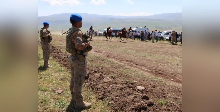 Erzurum'da At Yarışları Şenliği'nde Jandarma Güvenliği: Huzurlu Bir Etkinlik