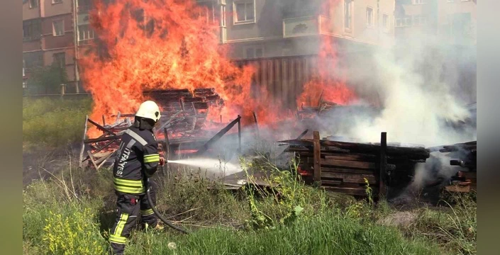 Erzurum'da inşaat yangını itfaiye ekiplerinin müdahalesiyle kontrol altına alındı