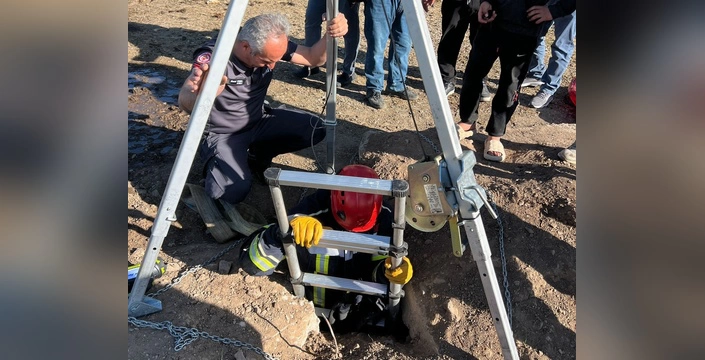 Erzurum'da itfaiye, kuyuya düşen koyunu kurtardı