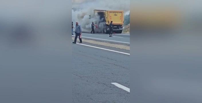 Karakoçan'da seyir halindeki kamyon alev aldı: Maddi hasar meydana geldi