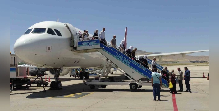 Malatyalı Hacılar Memlekete Döndü: Filistin İçin Dua Ettiler