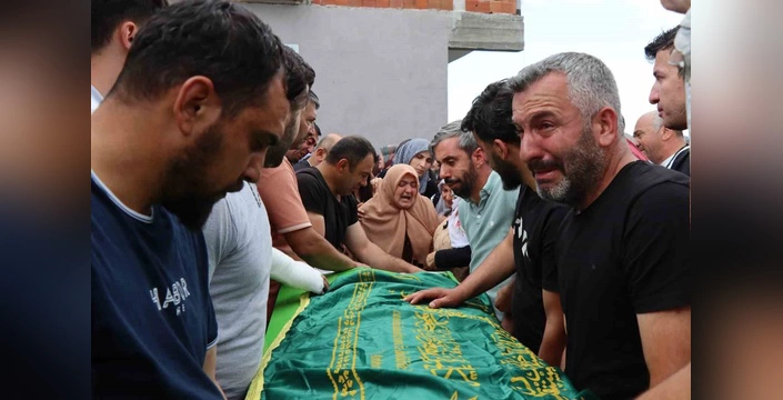 Oltu'da taş ocağı göçükte ölen işçiler toprağa veriliyor: Üç işçinin cenazesi gözyaşları arasında defnedildi
