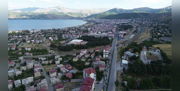Tatvan'da 'ölüm kavşağı' çalışmaları: 4 kilometrelik trafik kuyrukları