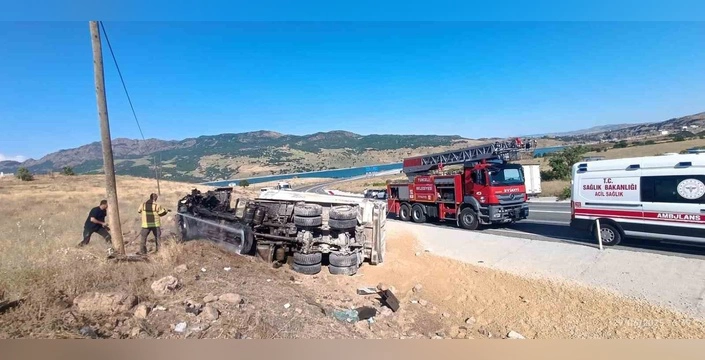 Tunceli'de freni patlayan kamyon devrildi: Sürücü yaralı