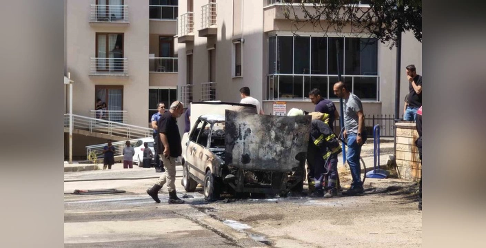 Tunceli'de park halindeki araç alev aldı: Yangın sonrası araç kullanılamaz hale geldi