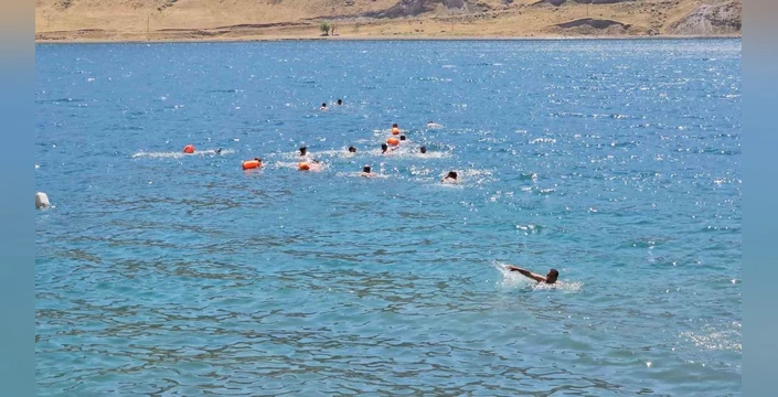Van Gölü'nde 1 Temmuz Kutlaması: Aktivistler 1 kilometre Yüzerek Bayramı Anlattı