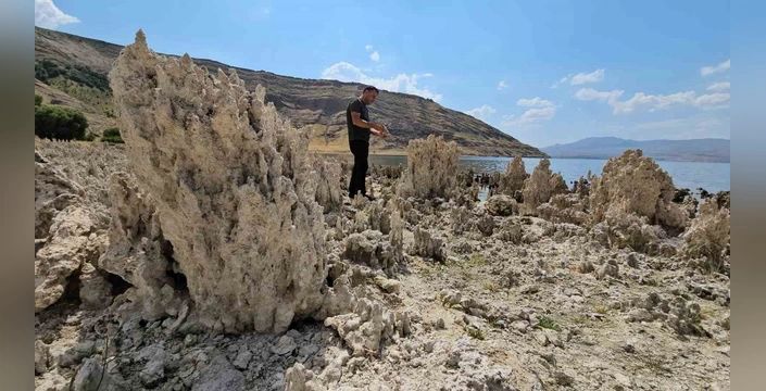 Van Gölü'ndeki Su Çekilmesi Mikrobiyalitleri Ortaya Çıkardı: Bölge Halkı Endişeli