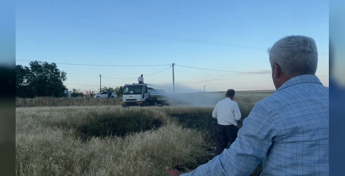 Adilcevaz'da tarla yangını