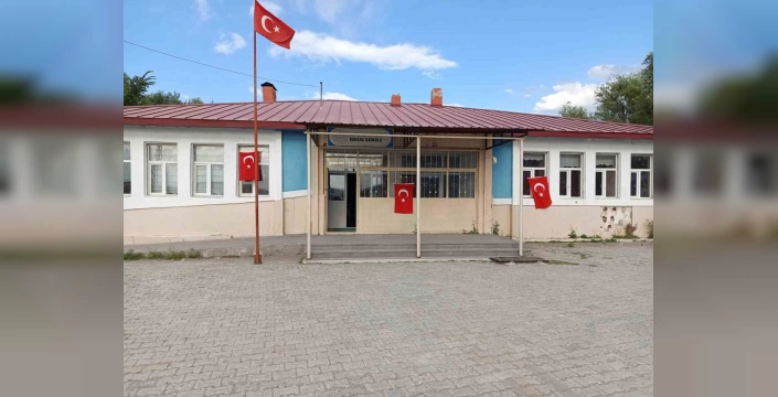 Ağrı'da 15 Temmuz anması: Okullara bayrak asıldı