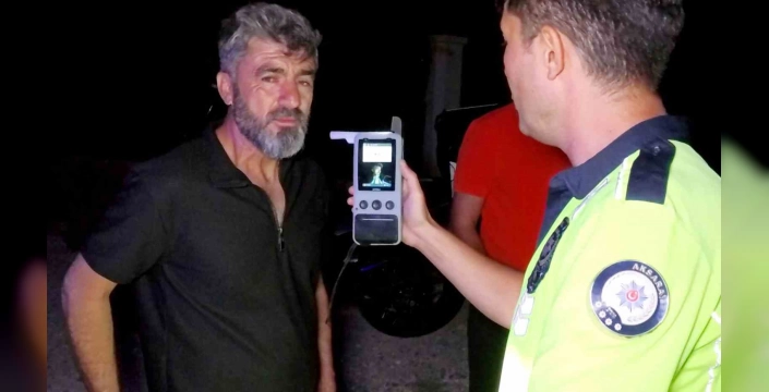 Aksaray'da dehşet: Alkollü sürücü direği yıktı, vatandaşa tehdit savurdu