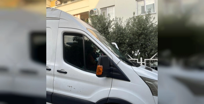 Alanya'da kargo minibüsünde uyuyan şahıs paniğe neden oldu