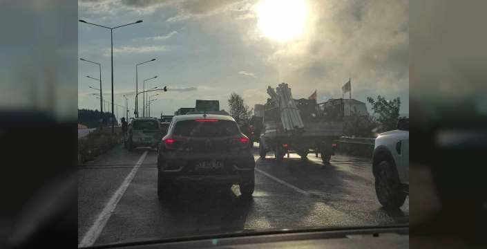 Ardahan'da sağanak felç etti: 4 kilometrelik araç kuyruğu