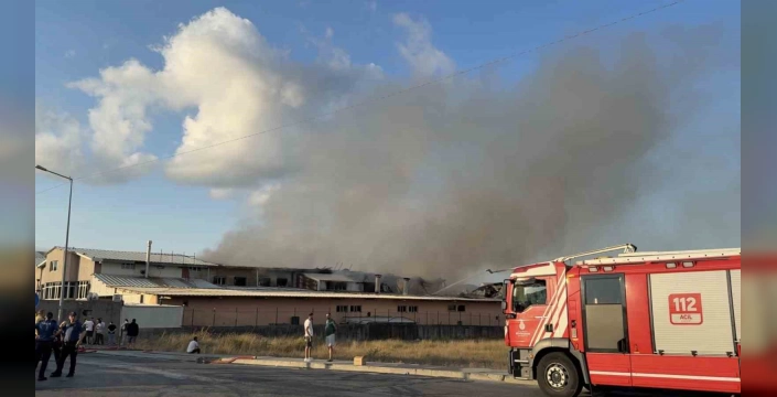 Arnavutköy'de Fabrika Yanıyor: Büyük Yangın Kontrol Altına Alındı