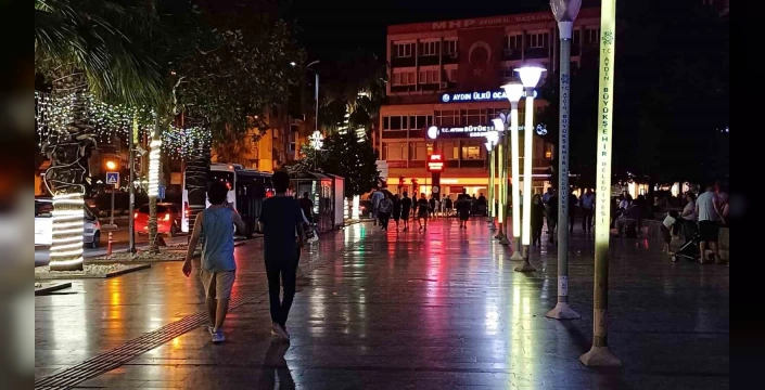 Aydın'da Sıcaklar 45 Dereceye Ulaştı: Vatandaşlar Kent Meydanı'nda Serinlemeye Çalışıyor