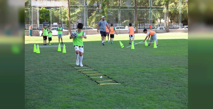 Aydın'da ücretsiz yaz spor kursları: Çocuklar futbolu öğreniyor, arkadaşlık kazanıyor