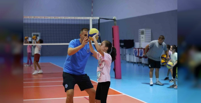 Aydın'da yaz kursları devam ediyor: Voleybol sahaları çocuklarla doldu