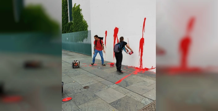 Berlin'de İsrail protestosu: Almanya Başbakanlığı binası kırmızıya boyandı