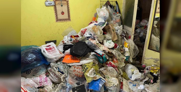 Bornova'da çöp ev temizlendi