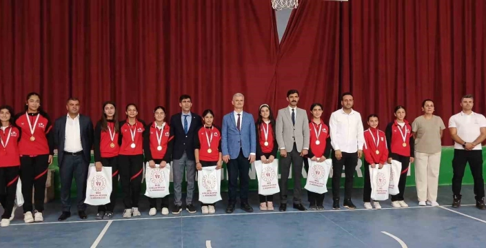 Bulanık Kız Voleybol Takımı ANALİG'de Zirvede: İl Müdürü Kılıç, Gençleri Kutladı