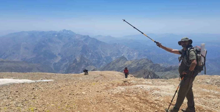 Cilo-Reşko-Uluduruk zirvesi fethedildi: Hakkari'den doğaseverler 4135 metreye ulaştı