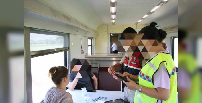 Doğu Ekspresi'nde güvenlik önlemleri: Jandarma, yolcu treninde önleyici kolluk faaliyeti gerçekleştirdi