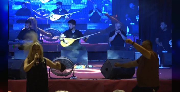 Drone sahneye indi: TRT sanatçısı Nurcan Altınok'un konserinde ilginç anlar