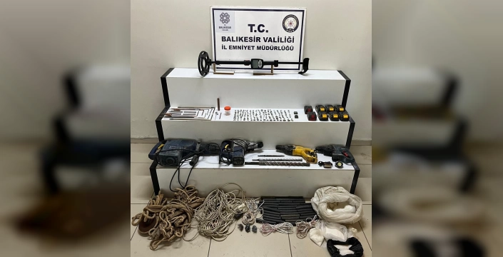 Edremit'te tarihi eser ve patlayıcı yapım malzemesi operasyonu