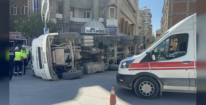 Elazığ'da kaza: Hafriyat kamyonu otomobili 5 metre sürükledi