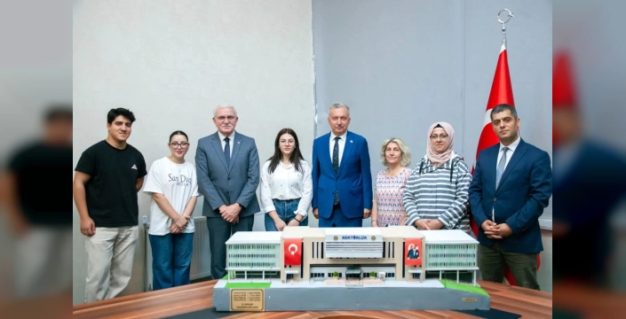 Erzincan Binali Yıldırım Üniversitesi'nde öğrenciler rektörlük maketi sundu