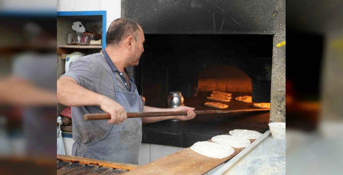 Erzincan'da kavurucu sıcaklar: Fırıncı ustaları, 38 dereceye rağmen dışarıda serinliyor