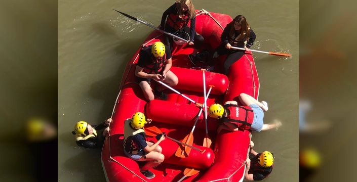 Erzincan'da Sıcaklar Karasu Nehri'nde Raftingle Yeniliyor