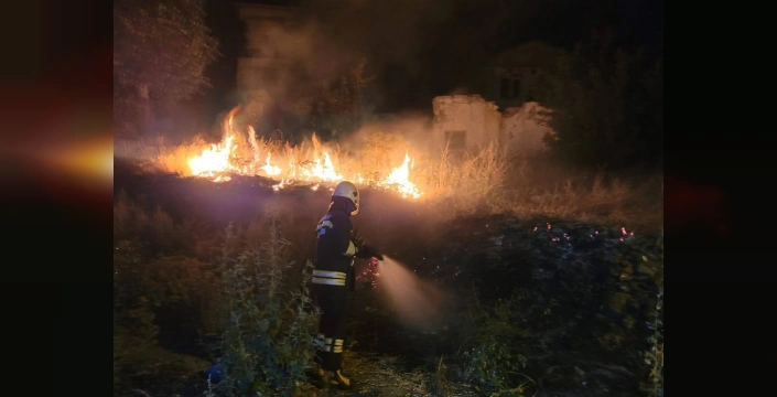 Erzurum'da anız yangını tehlikesi atlatıldı