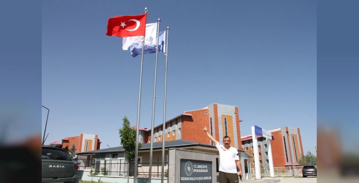 Erzurum'da bayraklar yenilendi: Milli gururumuzu temsil eden bayraklarımızın bakımı yapıldı