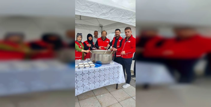 Erzurum'da Kızılay vatandaşlara aşure dağıttı