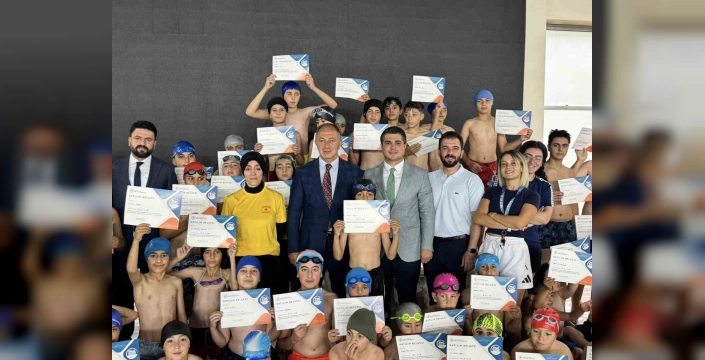 Erzurum'da 'Yüzme Bilmeyen Kalmasın' Projesi: Minik Yüzücülere Sertifikaları Verildi