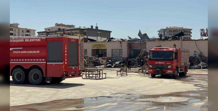 Gaziantep'te büyük yangın: Meslek lisesinin mobilya atölyesi kül oldu