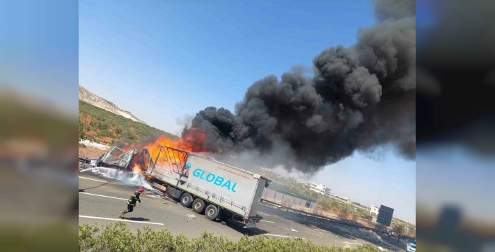 Gaziantep'te korkunç kaza: Alev topuna dönen tırda sürücü yaralandı