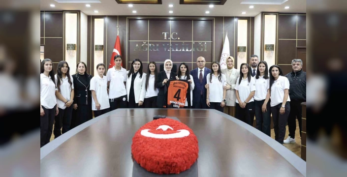 Göktaş, Ağrı'daki kadın futbol takımını ziyaret etti