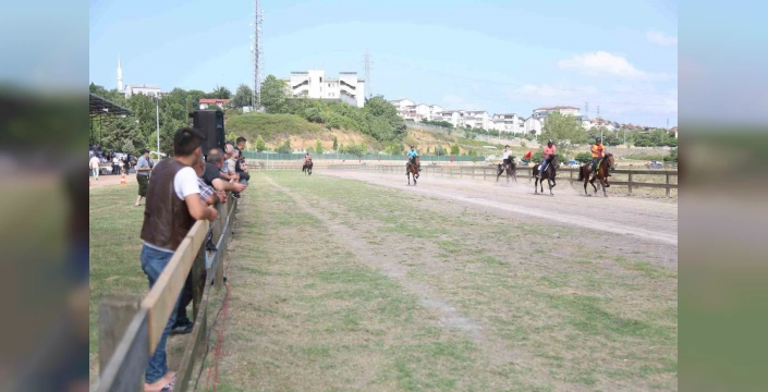 Gölcük'te Geleneksel Rahvan At Yarışları