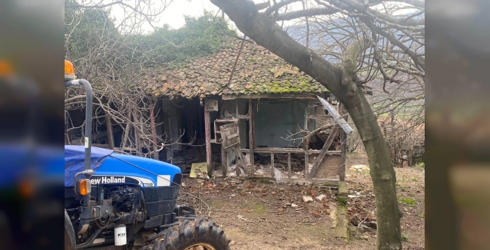 Gölcük'te metruk bina yıkımları sürüyor
