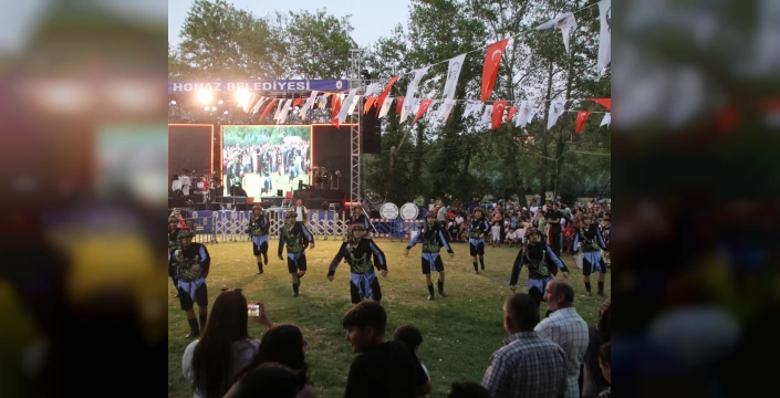 Honaz Kiraz Festivali Zara konseriyle sona erdi