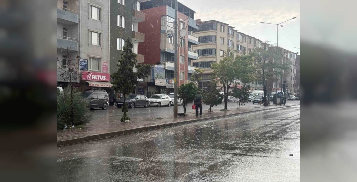 Iğdır'da ani sağanak: Şehir hayatı kısa süreliğine etkilendi